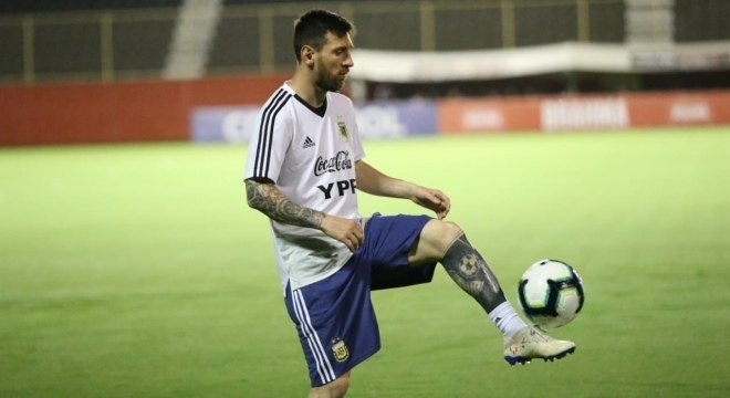Messi treina no estádio do Barradão, em Salvador, Bahia